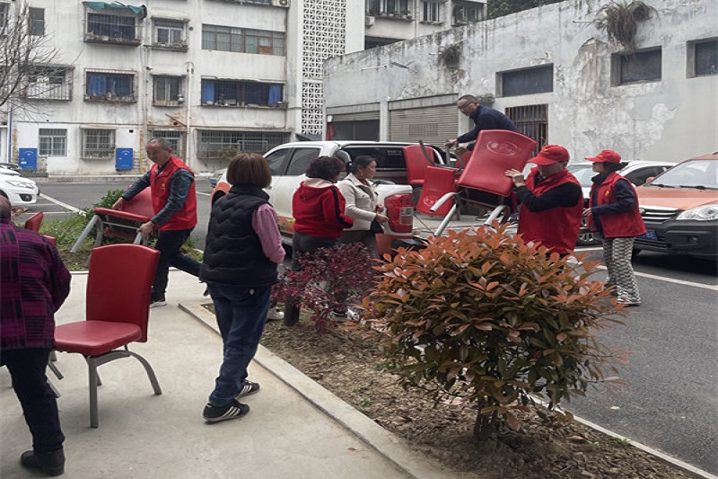 我為群眾辦實事||黨建引領(lǐng)送溫暖，愛心座椅進社區(qū)